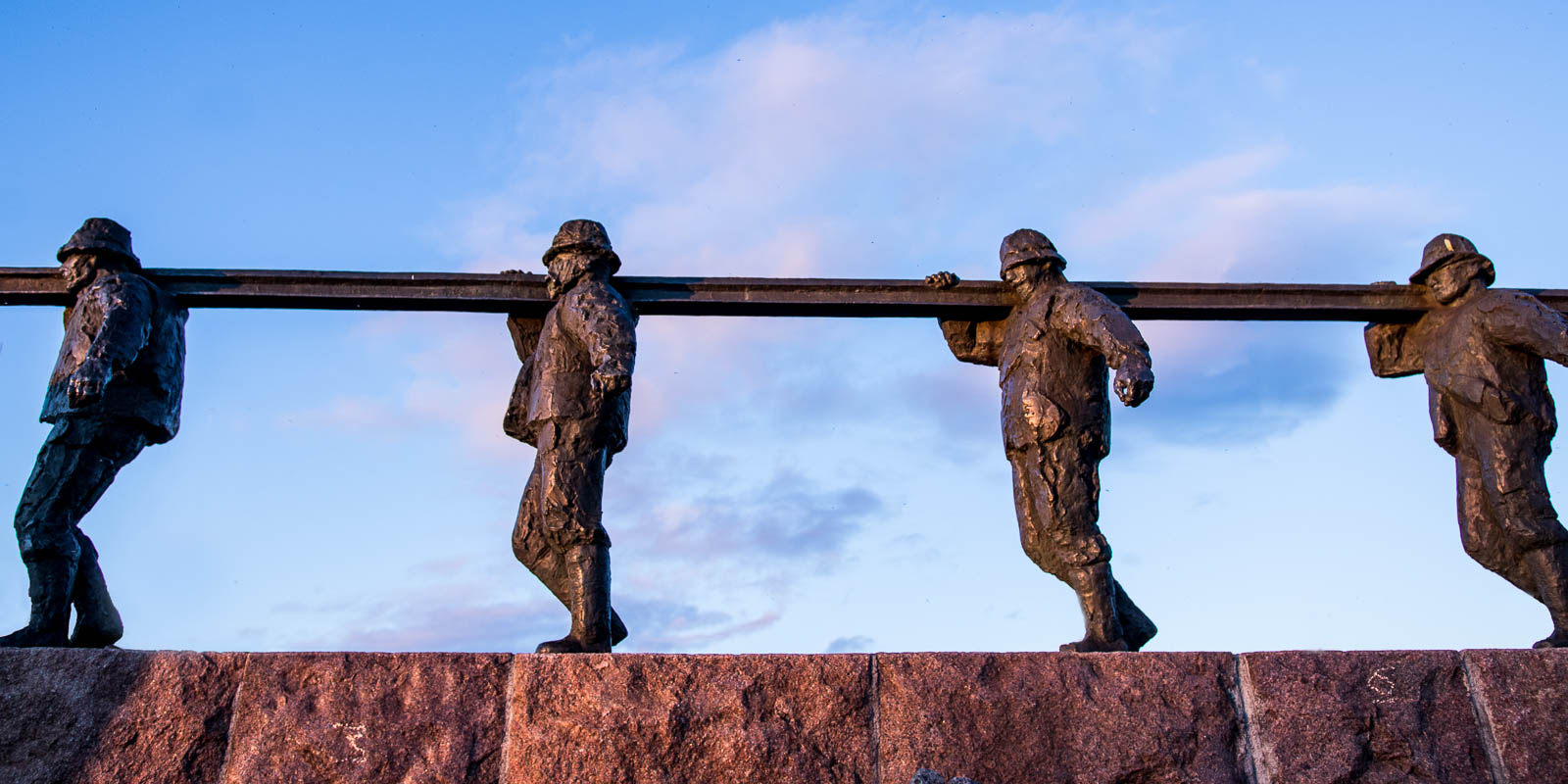 Bilde av skulpturen med Jernbanebyggerne i Kiruna