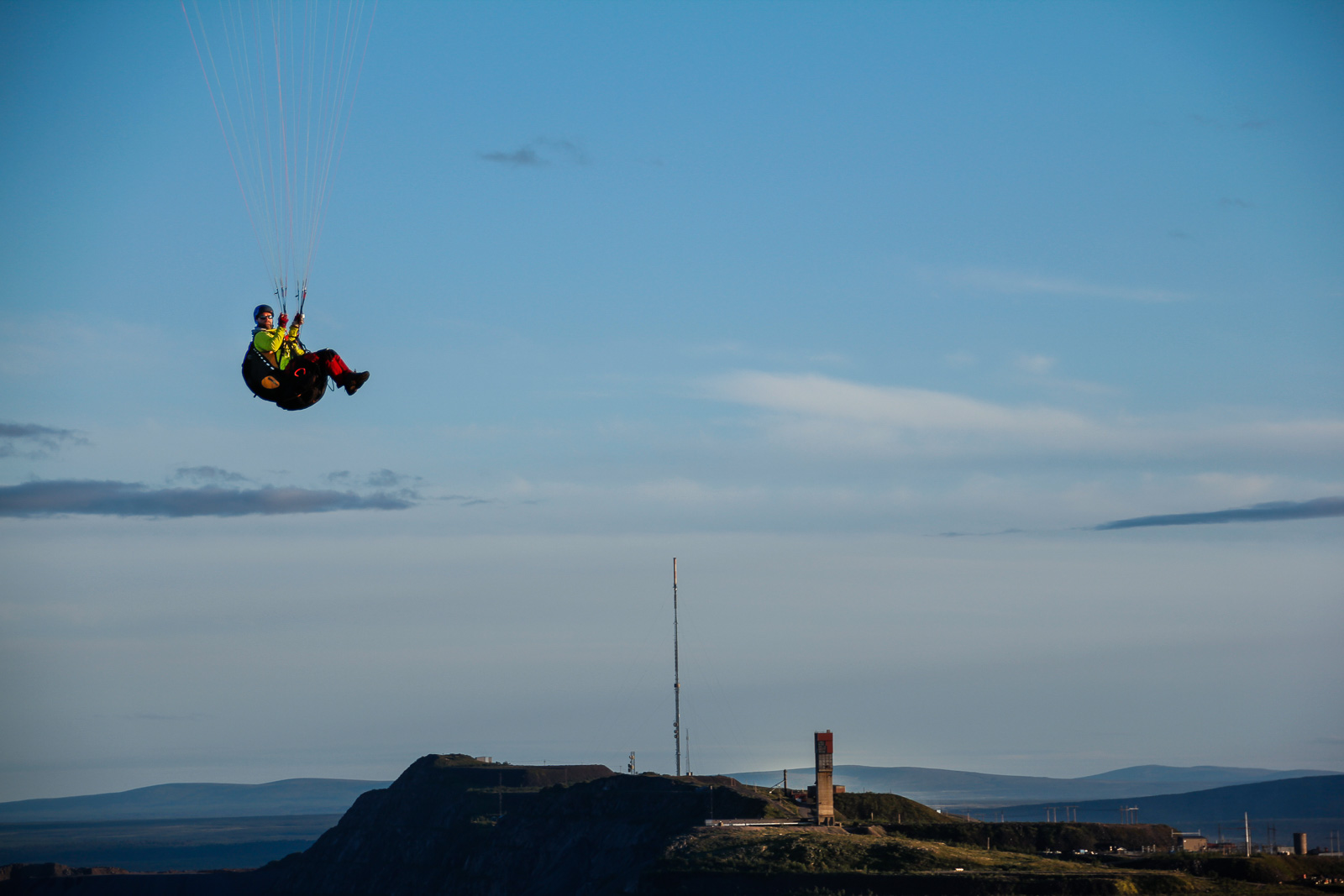 En paraglider svever over LKAB sitt anlegg i Kiruna