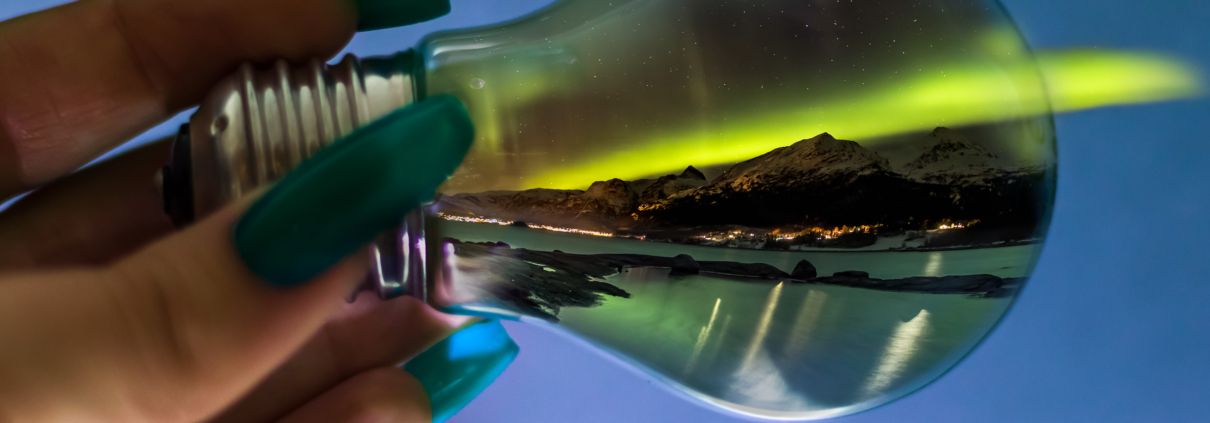 Nordlys som skinner ut fra en lyspære