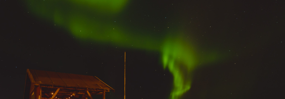 Nordlys, aurora borealis, over scenen på Liland brygge