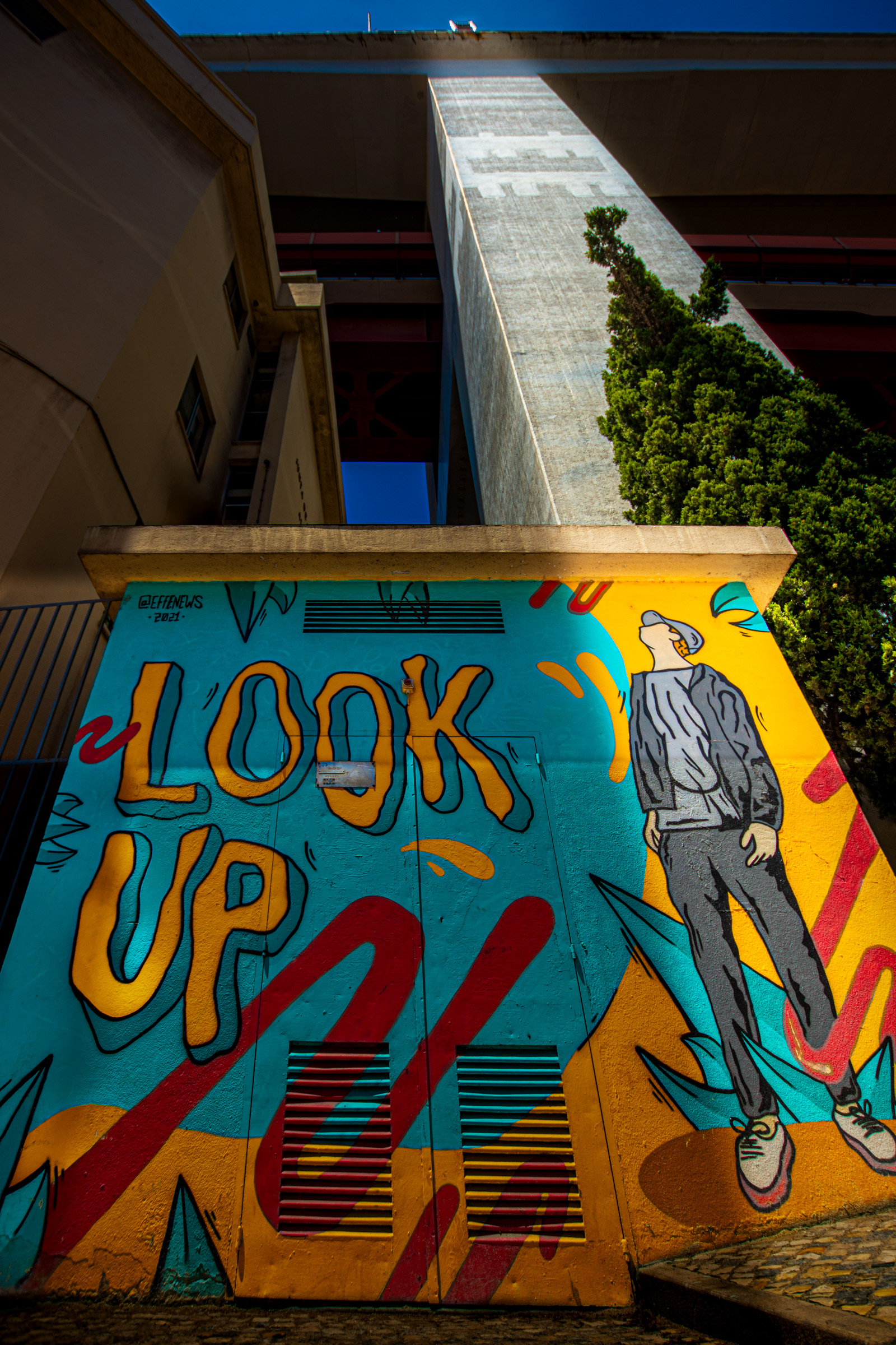 Street art Lisboa - Look Up