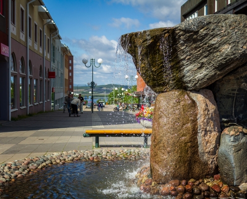 Sentrum Kiruna i 2017 Et bilde fra Kiruna sentrum fra 2017 med fontenen i forgrunnen